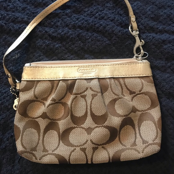 Coach Handbags - 👜 Cute Coach Wristlet 👜